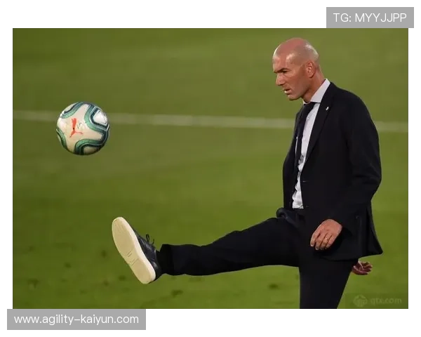 足球巨星肖像艺术：用画笔描绘世界足坛传奇人物的风采与荣耀